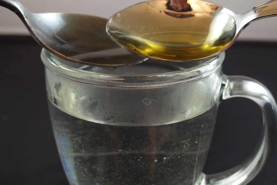 Heißes Wasser mit Honig und Apfelessig gegen Erkältung.