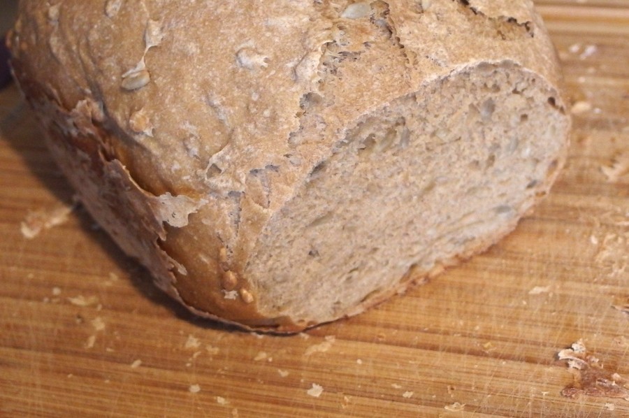 Kein Anbacken mehr: Brotkasten vorab mit einer Speckschwarte einreiben und schon löst sich das Brot problemlos aus der Form.