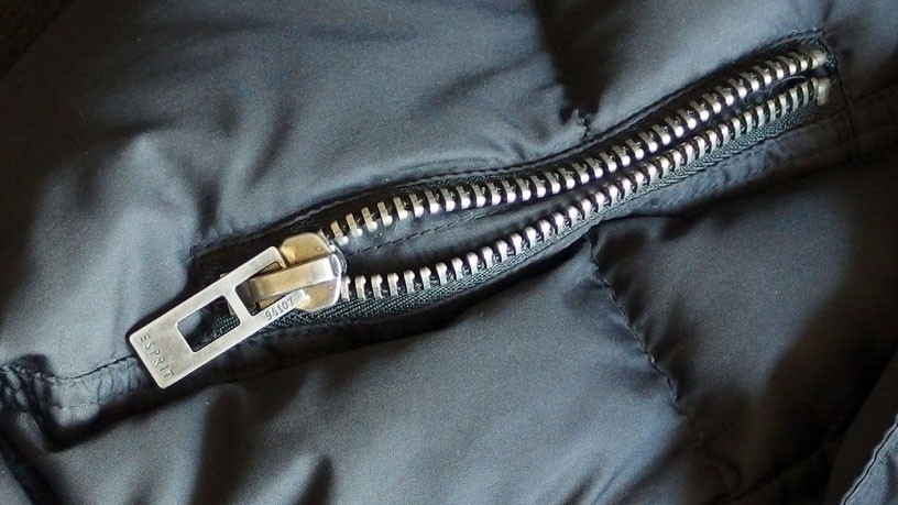 Man braucht nur eine Kombizange, mit der man den Zipper auf beiden Längsseiten etwas zusammendrückt (nicht zu fest). Dann funktioniert der Reißverschluss in der Regel wieder tadellos.