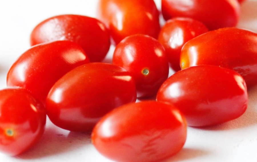 Tomatensoße fast wie beim Italiener:  Wenn man ein wenig Rohrzucker (ca. einen Esslöffel) karamellisieren lässt, bevor man die Tomaten in den Topf gibt, erzielt man ein ähnliches Ergebnis.