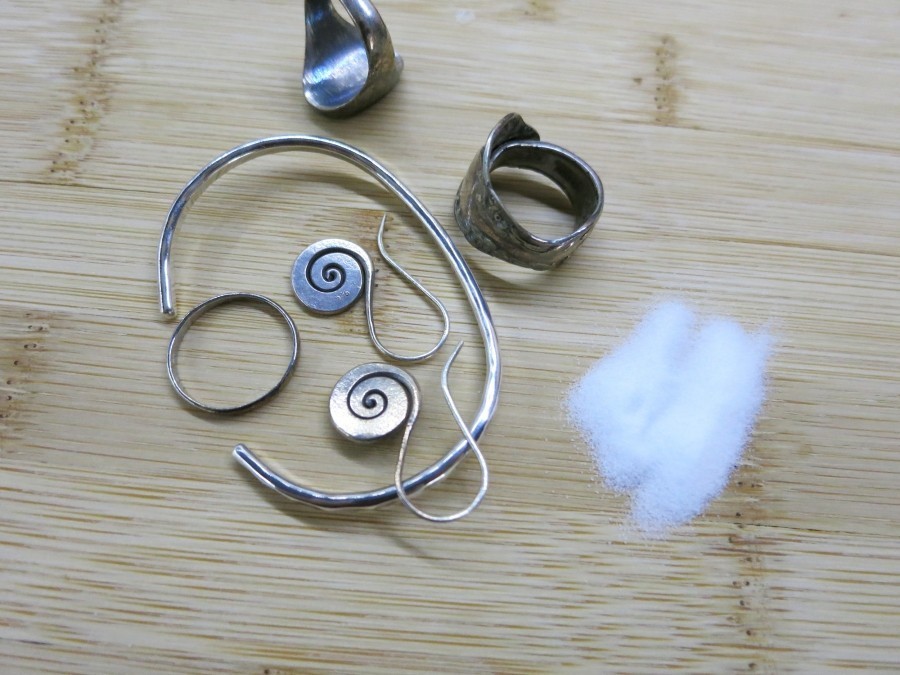 Silber kann man effektiv und ganz leicht mit Calciumcarbonat polieren. Nach dem Polieren werden alle Silber-Gegenstände schön glänzen!