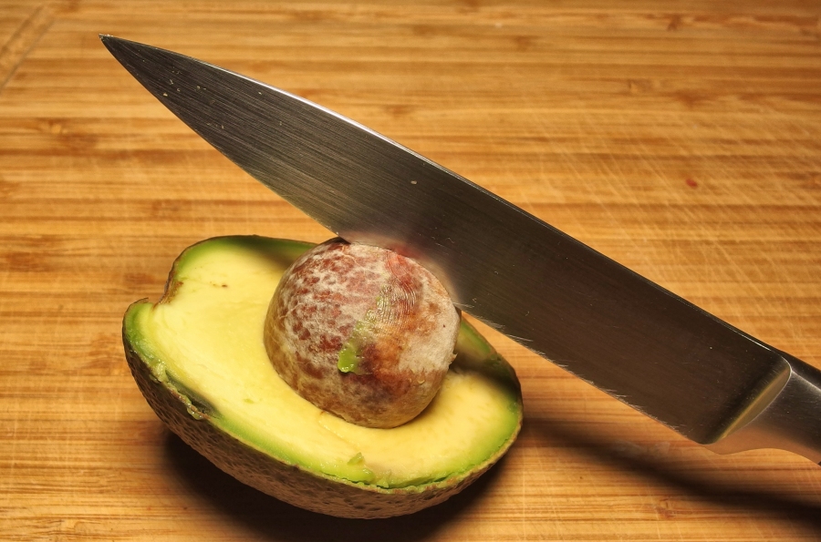 Das Entkernen von Avocados ist manchmal nicht so einfach: Dabei geht es mit diesem Trick ganz easy!
