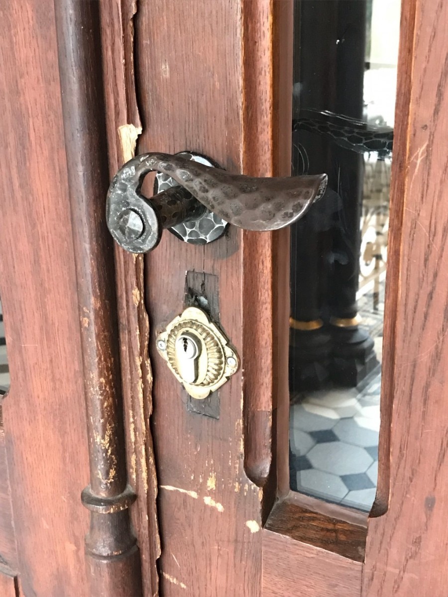 Ausgesperrt? Schlüsseldienste sind unheimlich teuer! Manchmal kann ein Schlosser euch die Tür für die Hälfte des Geldes öffnen.
