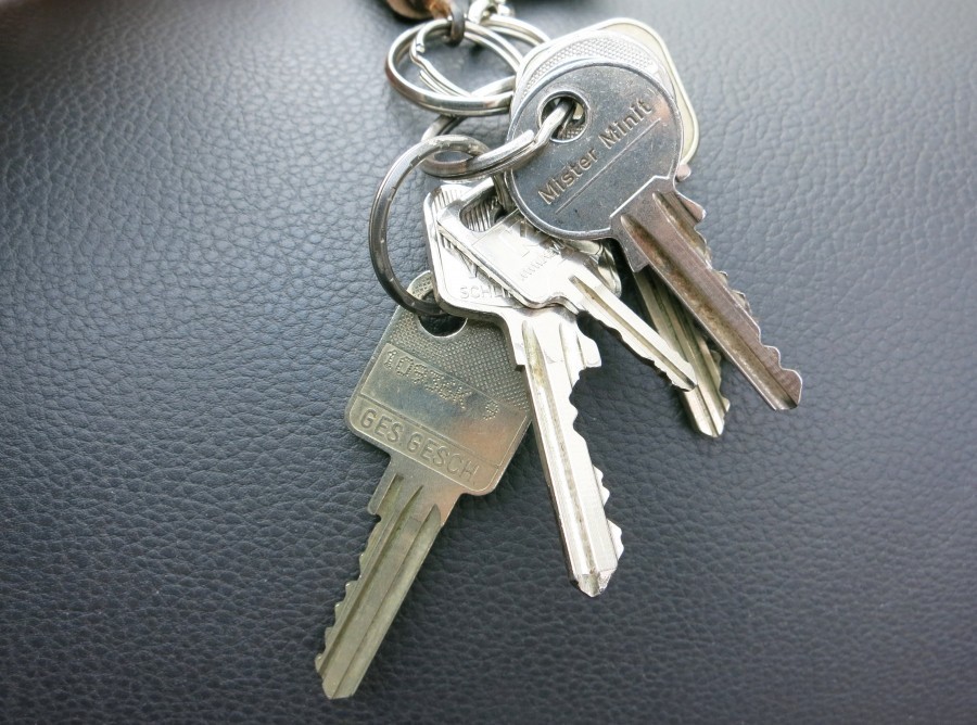 Den Schlüsselanhänger mit der Telefonnummer einer Freundin versehen - so wird dein Schlüssel gekennzeichnet und schneller gefunden werden!