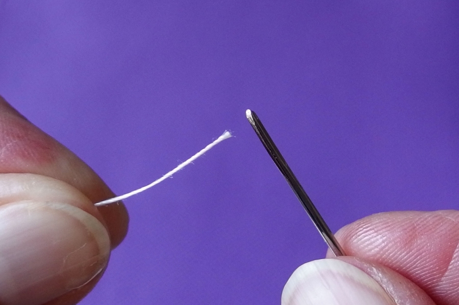 Das Einfädeln von einem Faden in ein Nadelöhr geht ganz leicht, wenn man den Faden mit Haarspray besprüht.