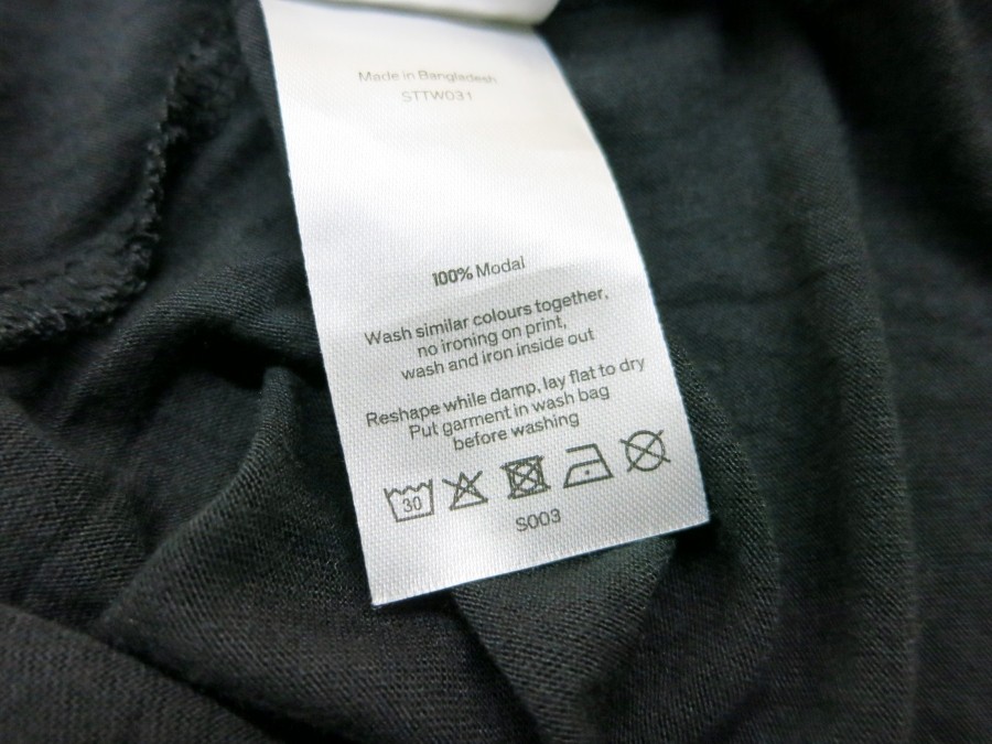 Tipp zum Schmunzeln: Bei vielen Kleidungsstücken ist den eingenähten Etiketten zu entnehmen: links bügeln! Das ist pure Schikane, vor allem für die vielen Rechtshänder. 