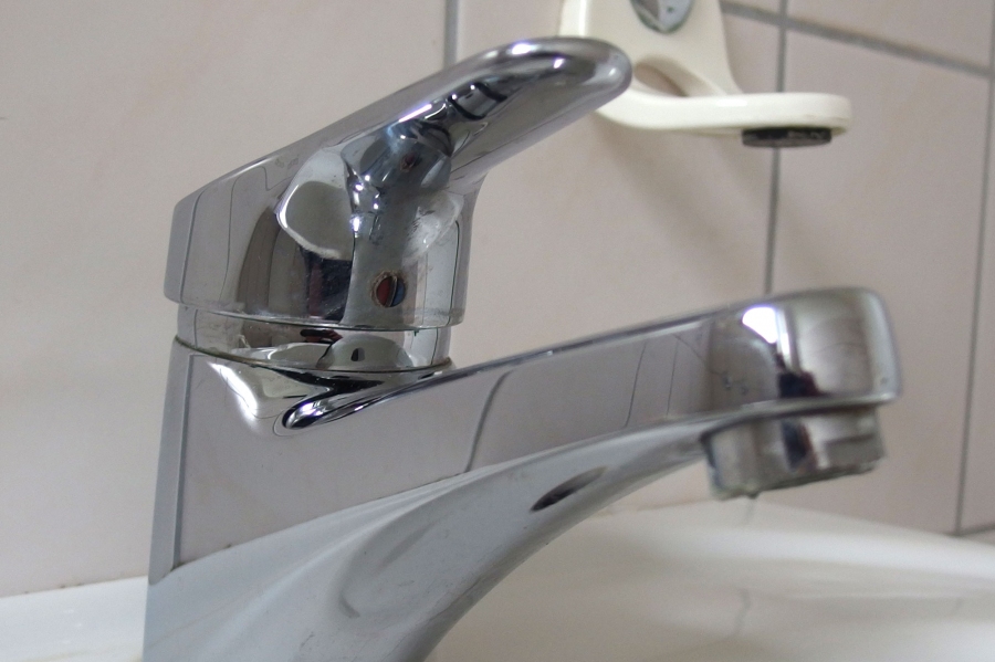 Armaturen pflegen: Ein super Tipp gegen Kalkflecken an den Chromarmaturen im Bad.  