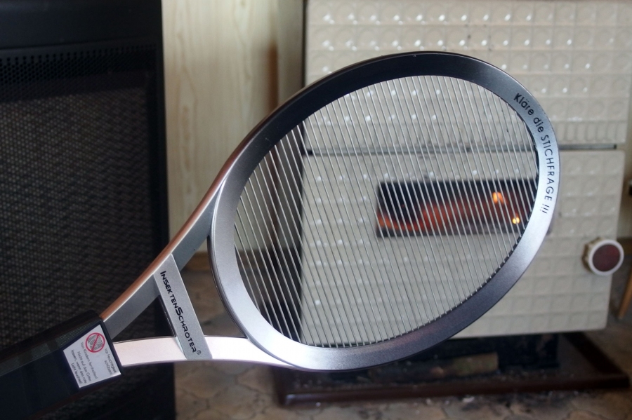 Fliegen und Mücken fangen mit elektrischer Fliegenklatsche