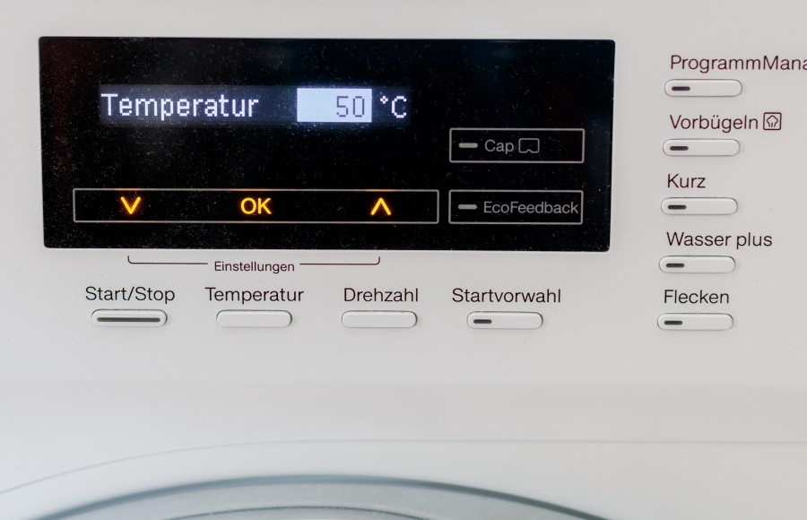 Bei 50 Grad dürfen auch 60-Grad-sowie 40-Grad-Wäsche gewaschen werden. Man bekommt die Wäsche auch bei diesem Vorgang sauber, spart Energie und der Heizstab verkalkt nicht so schnell! 