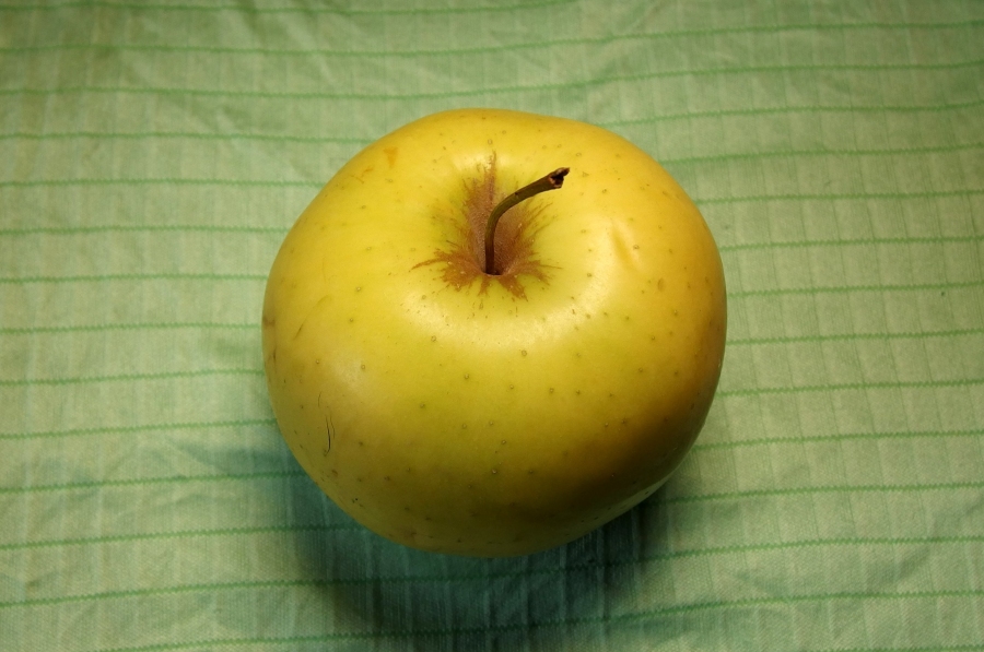 Natürliche oder auch unnatürliche Wachsschicht auf Äpfeln oder anderem Obst mit einem Mikrofasertuch entfernen. Funktioniert prima!