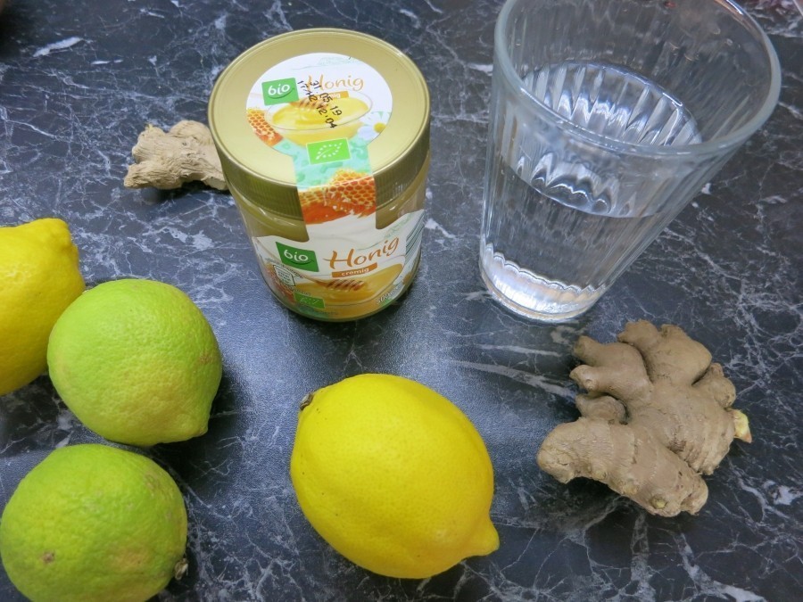 Leckerer und gesunder Ingwerdrink zum Selbermachen. Zusammen mit Honig und Zitrone schmeckt das Getränk einfach himmlisch!