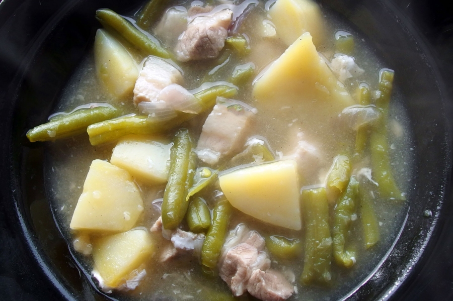 Grüne-Bohnen-Eintopf mit Schweinefleisch und grünen Bohnen nach Omas Art für 4-6 Personen.