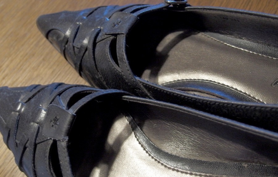 Drückende Schuhe mit heißem Wasser ausspülen und mit Socken anziehen - tragen, bist die Schuhe trocken sind. 
