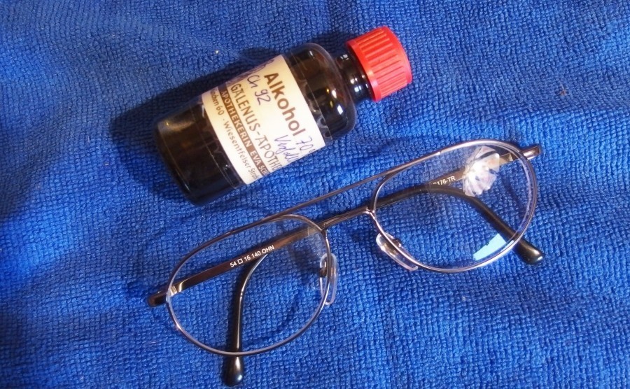 Brillengläser streifenfrei putzen mithilfe von Essig oder Alkohol.