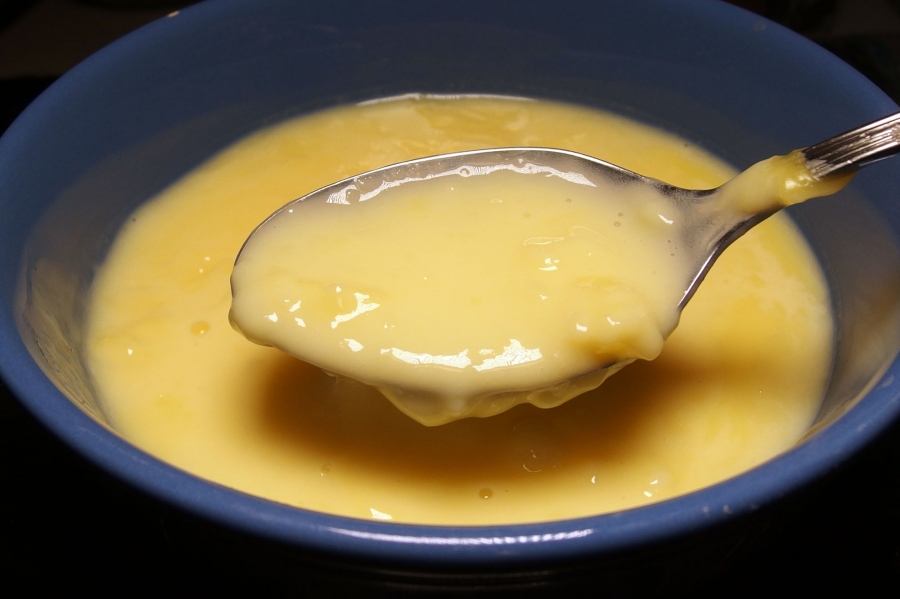 Tipp für alle Puddinghautliebhaber: So bekommt man ganz viel Haut auf den Pudding.