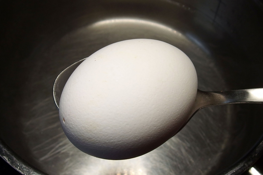 Energiesparend Eier kochen: Die Energie und Arbeitszeit wird mehrfach genutzt (weiches Frühstücksei, mindestens 1 hartgekochtes - haltbares - Ei, heißes Spülwasser)!