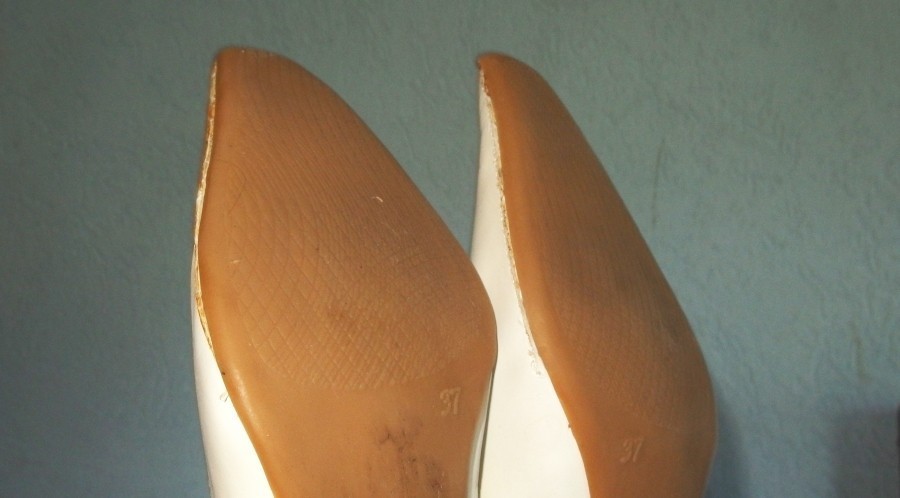 Keine peinlichen Ausrutscher mehr in Schuhen mit glatten Sohlen: Schuhsohlen etwas mit einer Stahlbürste aufrauen.