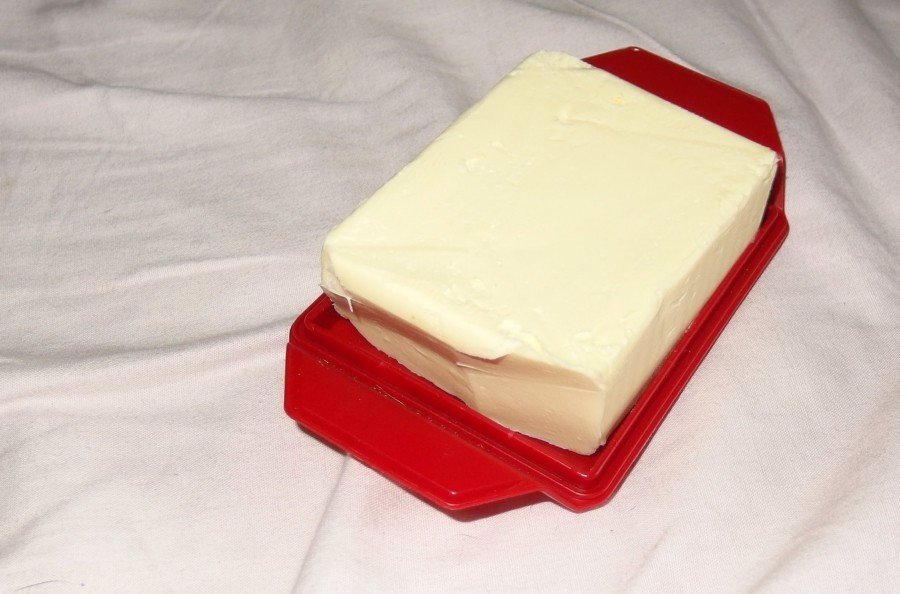 Mit Butter Fettflecken entfernen? Es mag seltsam klingen, aber es funktioniert tatsächlich.
