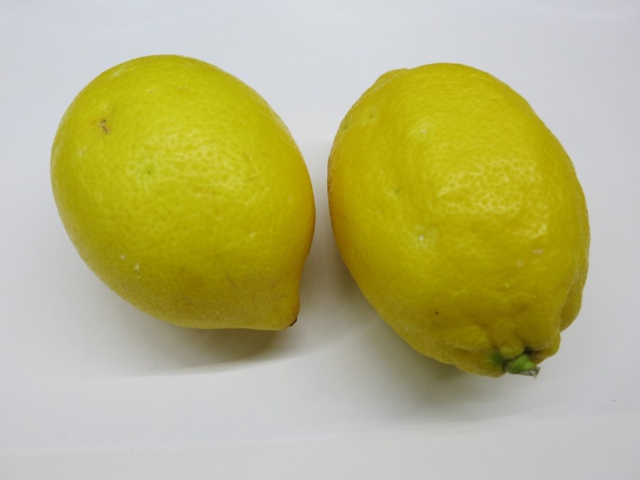 Halsschmerzen? Zitronensaft mit Wasser verdünnen und gurgeln: schmeckt nicht gut, aber hilft.