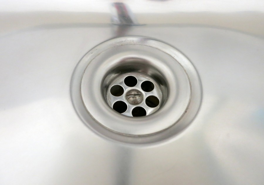 Soda und heißes Wasser gegen stinkenden Abfluss in der Spüle. Ca. 1 Stunde einwirken lassen und mit klarem Wasser nachspülen.