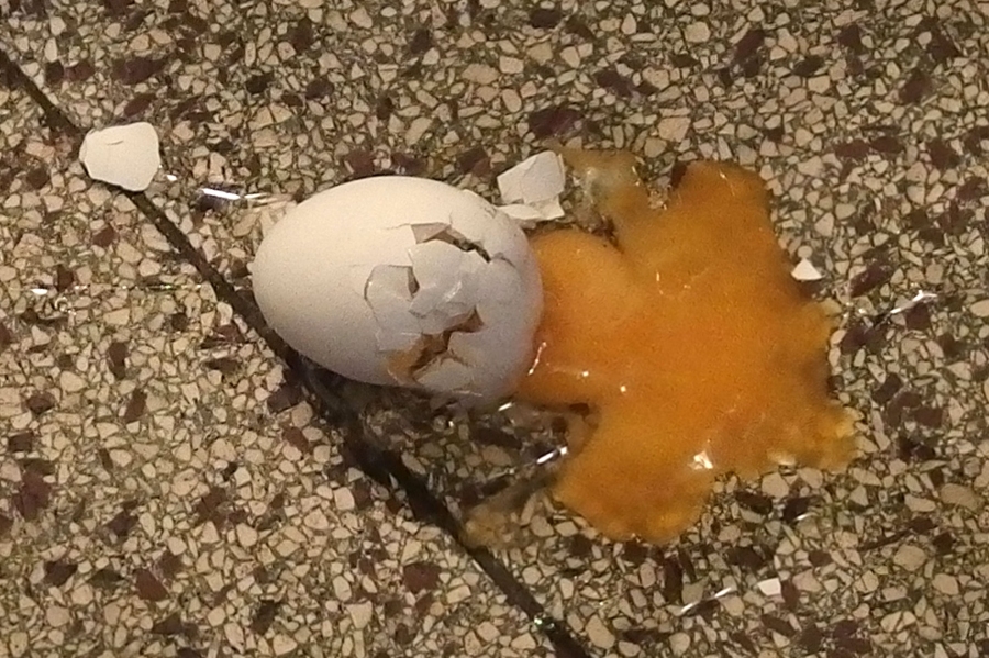Wer kennt das nicht? Zack, das rohe Ei ist auf den Küchenboden gefallen. Mit etwas Salz lässt es sich ohne Probleme mit einem Tuch aufnehmen. 