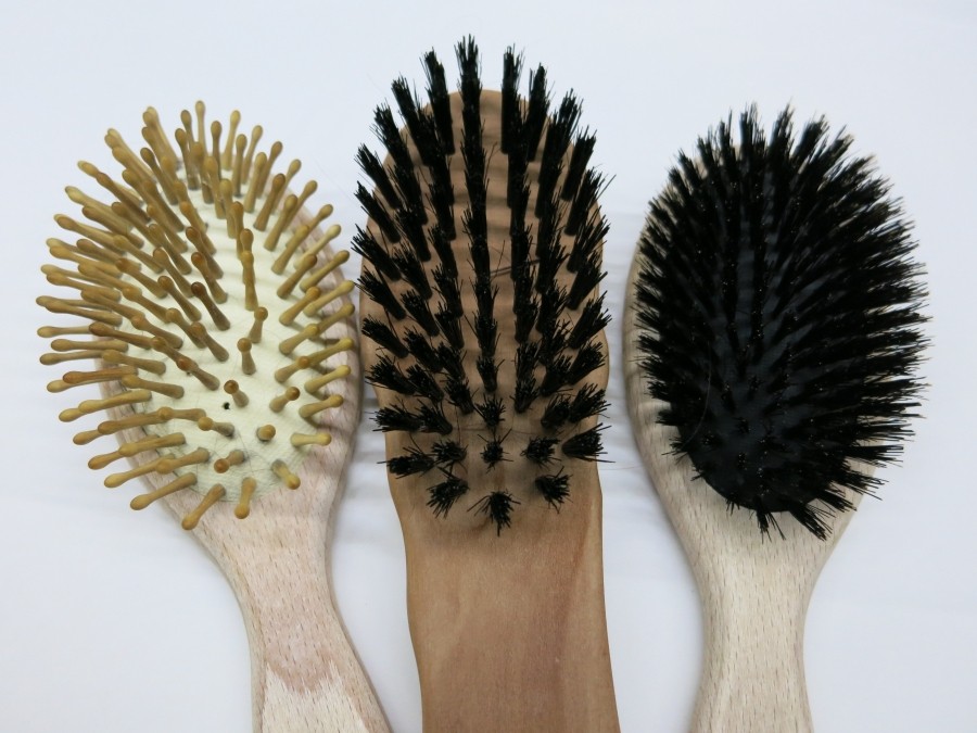 Haare und Schmutz ganz einfach aus der Haarbürste entfernen mit Epiliercreme.