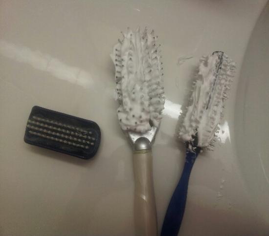 Haarbürste und Kämme mit Rasierschaum reinigen