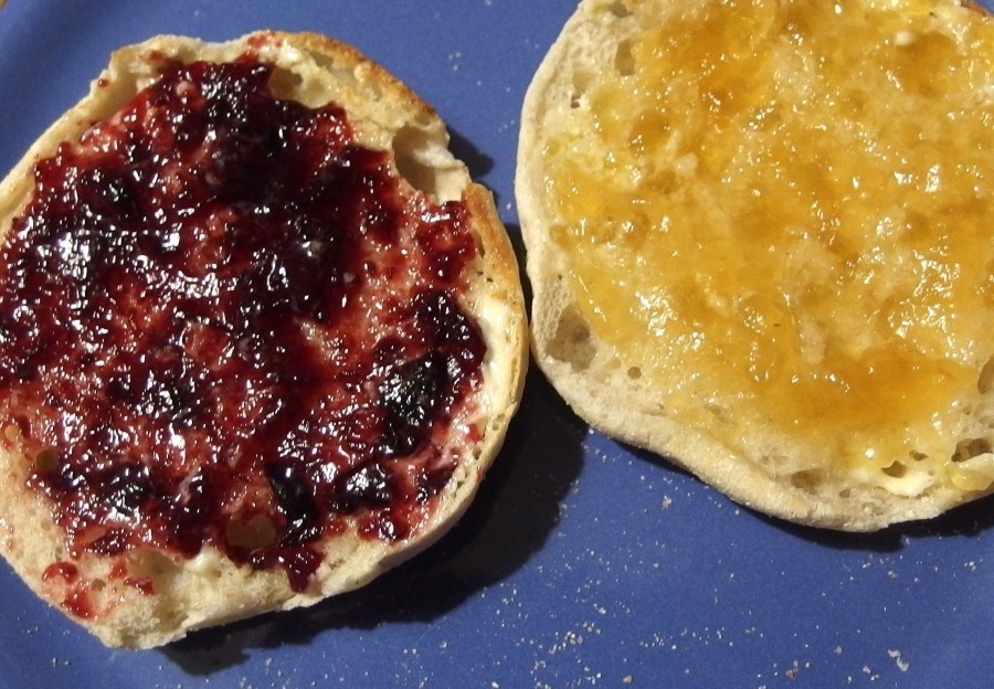 Ein kleines Stückchen Butter verhindert die Schaumbildung an der Oberfläche von Marmelade.