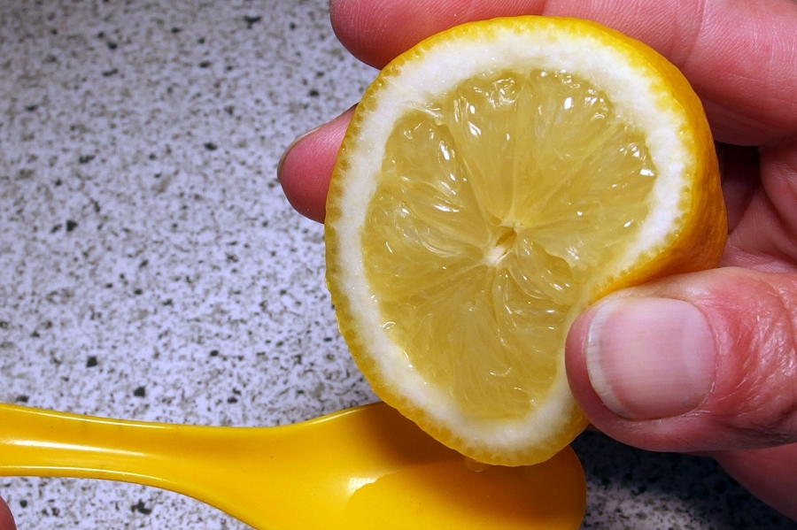 Gegen Schluckauf einfach einige Tropfen Zitrone (geht auch Zitronenkonzentrat) einnehmen und schon ist der Schluckauf weg.