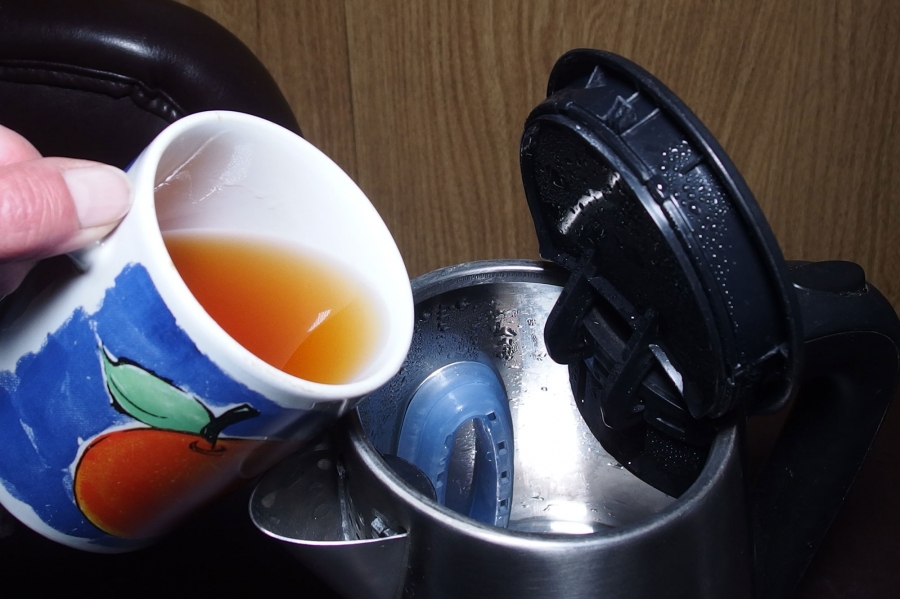 Kalkfreier sauberer Wasserkocher: Koche direkt im Wasserkocher Früchtetee und schütte den Tee nach dem Erkalten einfach aus, fertig.