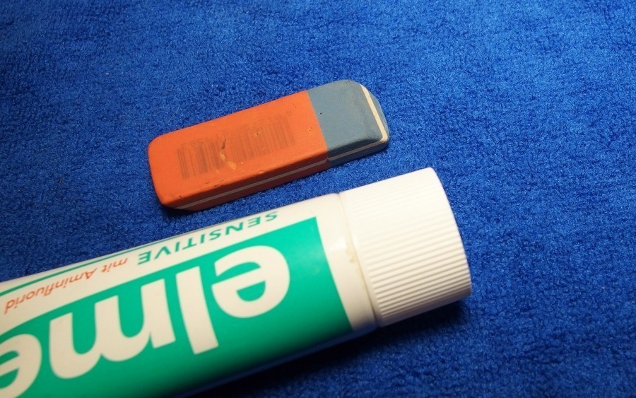 Kugelschreiberfleck aus weißer Hose entfernen mit Zahnpasta und Radierer.