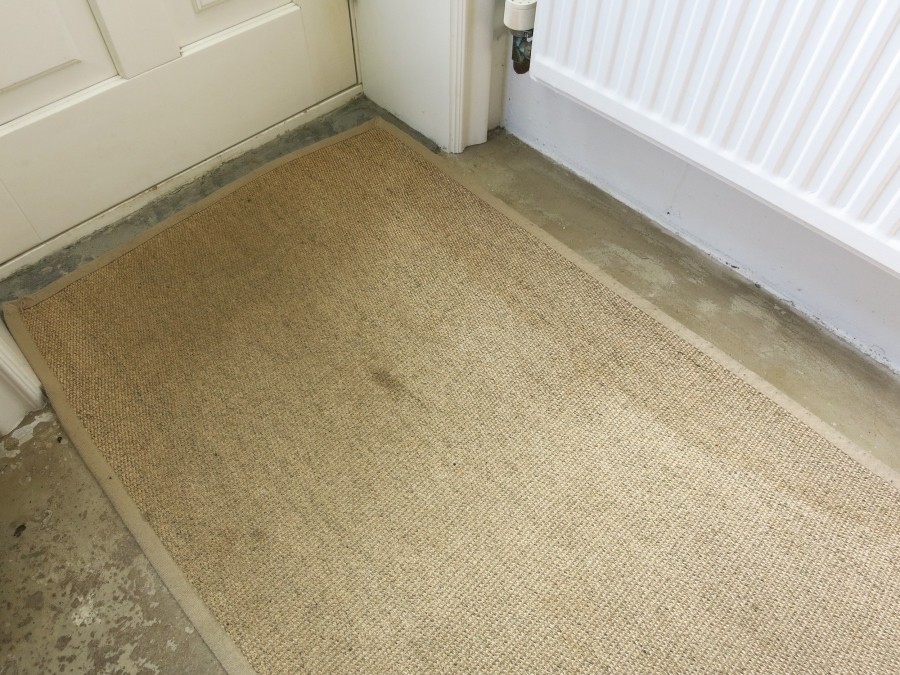 So klappt das Entfernen von Flecken in Teppichen: Fleck mithilfe einer Glasscherbe aus dem Teppich behandeln und entfernen.