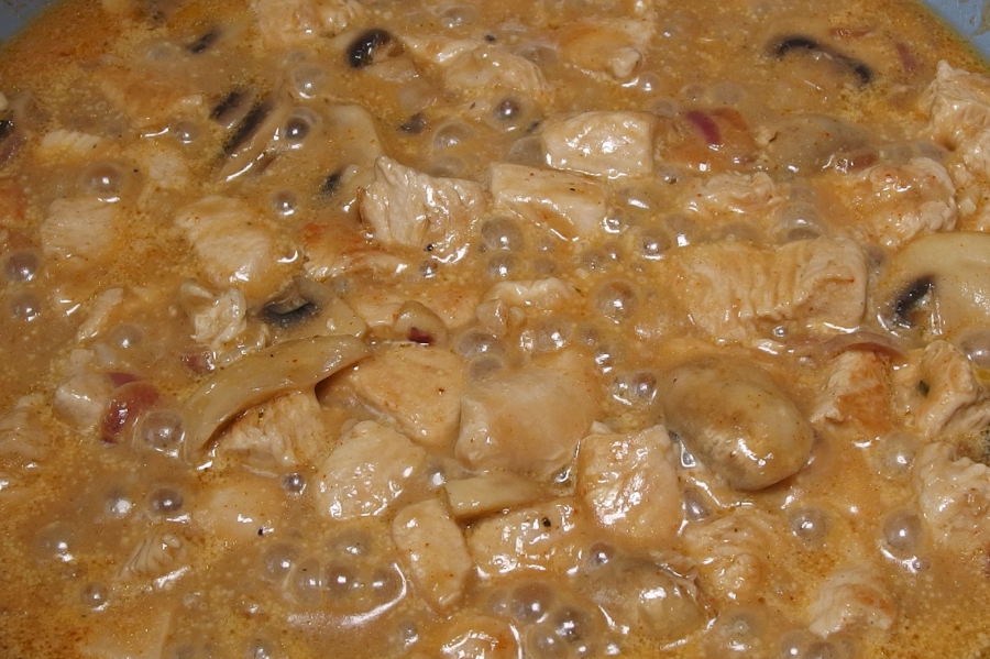 Zwiebel-Sahne-Geschnetzeltes in Senfsauce mit Champignons - schmeckt mit Kartoffelpüree, Reis oder Nudeln.