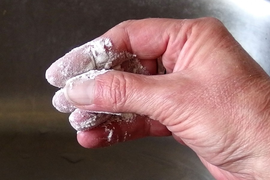 Backpulver oder Mehl hilft gegen Sekundenkleber an den Fingern.