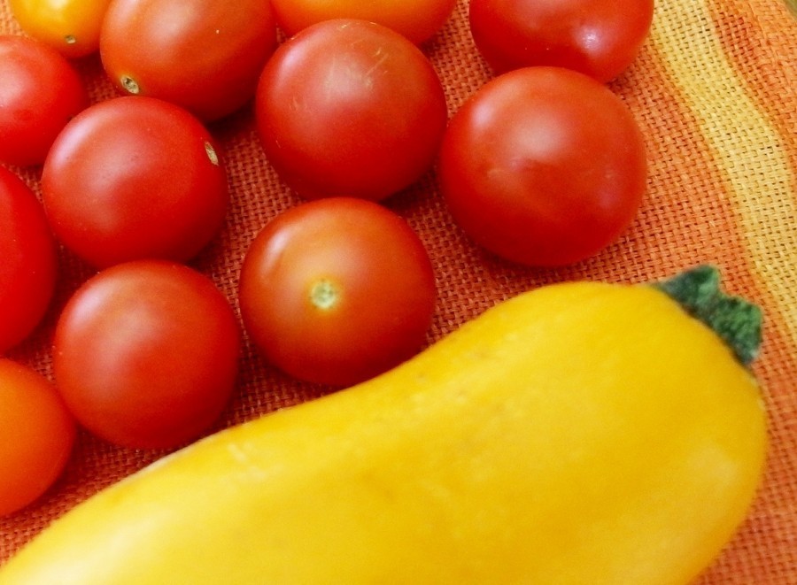 Wahlweise kann die Tomaten-Zucchinisoße mit Schinken, Lachs oder Pilzen variiert werden. Dazu passen sehr gut Bandnudeln.
