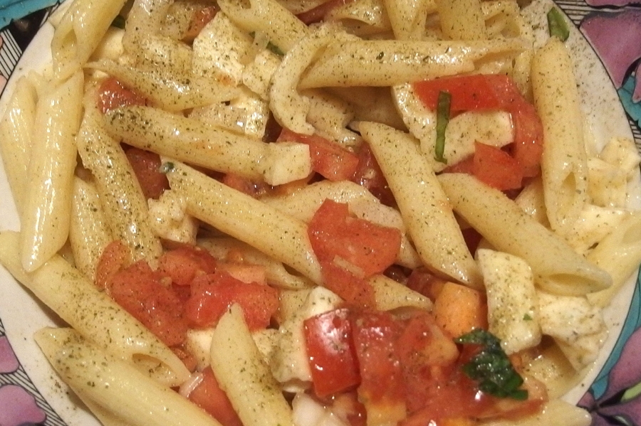 Tomaten-Mozarella schmeckt auch super mit einfach gekochten Nudeln.
