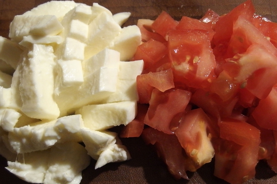 Tomaten und Mozarella in kleine Würfel schneiden...