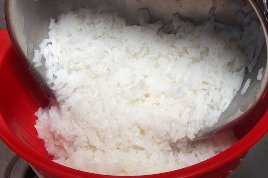 Gegen Durchfall: Reis kochen, Reiswasser auffangen, warm oder abgekühlt trinken.