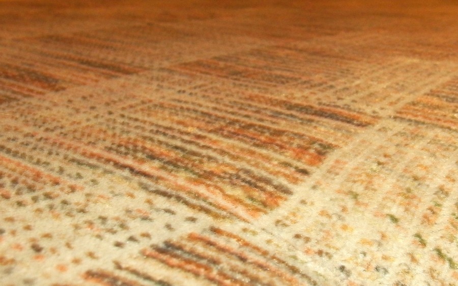 Mit Essigwasser Staub aus den Fasern von Polstermöbeln entfernen - auch alte Möbel strahlen fast wie neu.