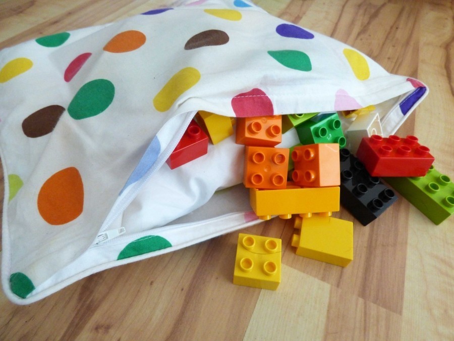 Lego- sowie Duplo-Steine lassen sich bei normalem Waschgang (halbe Stunde) in einem Kopfkissenbezug prima säubern! 