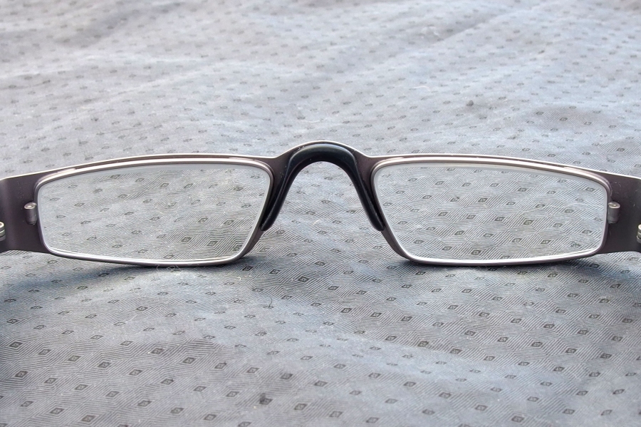 Ganz einfach kann man sich klare Sicht durch die Brille verschaffen, mit Spülmittel.