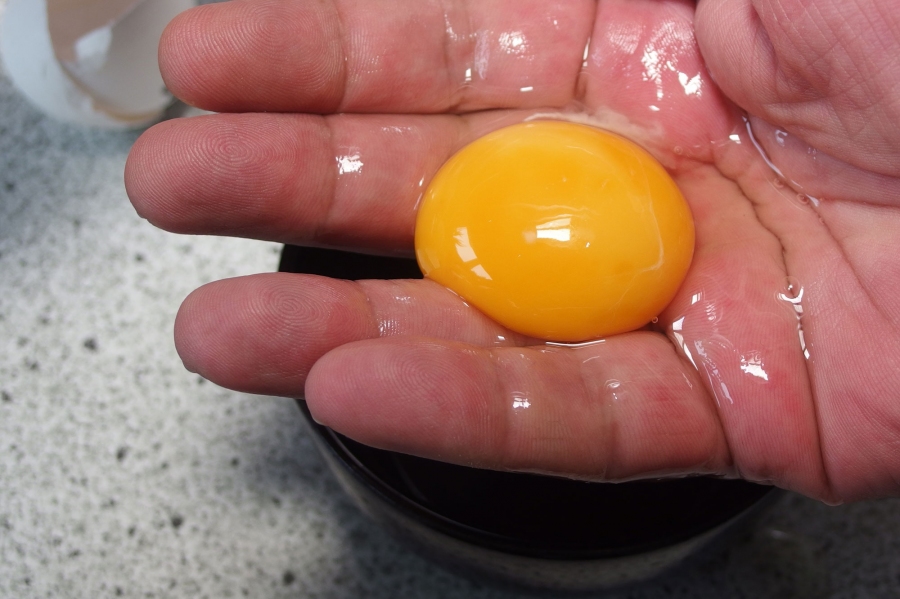 Das Eigelb vom Eiweiß zu trennen ist viel einfacher, wenn du beides in deine Hand "gießt" und die Finger dabei ein bisschen öffnest. Natürlich nicht so, dass das Eigelb hinausrutschen kann. 
