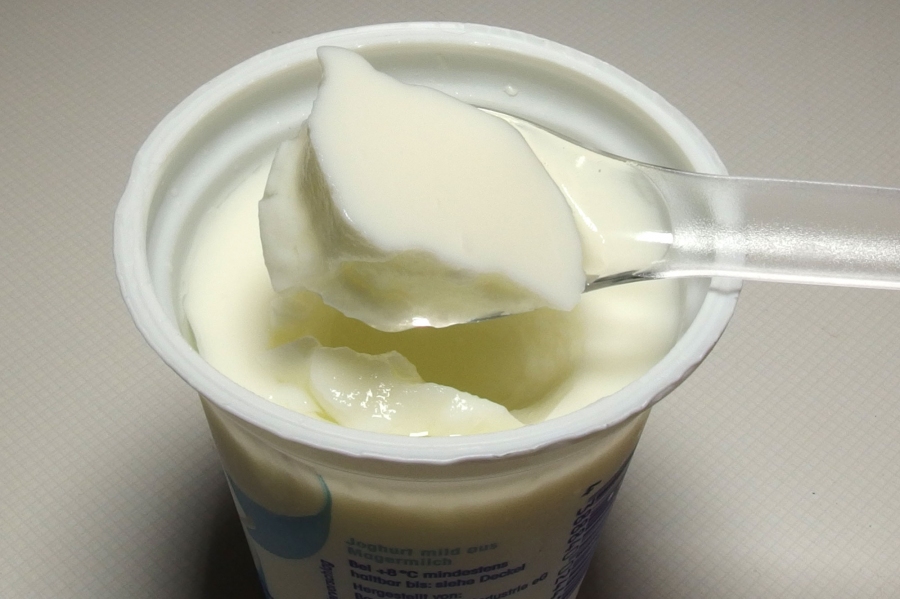 Joghurtmasken verfeinern nicht nur das Hautbild, sondern reinigen auch sanft und wirken beruhigend auf gerötete oder unreine Haut.