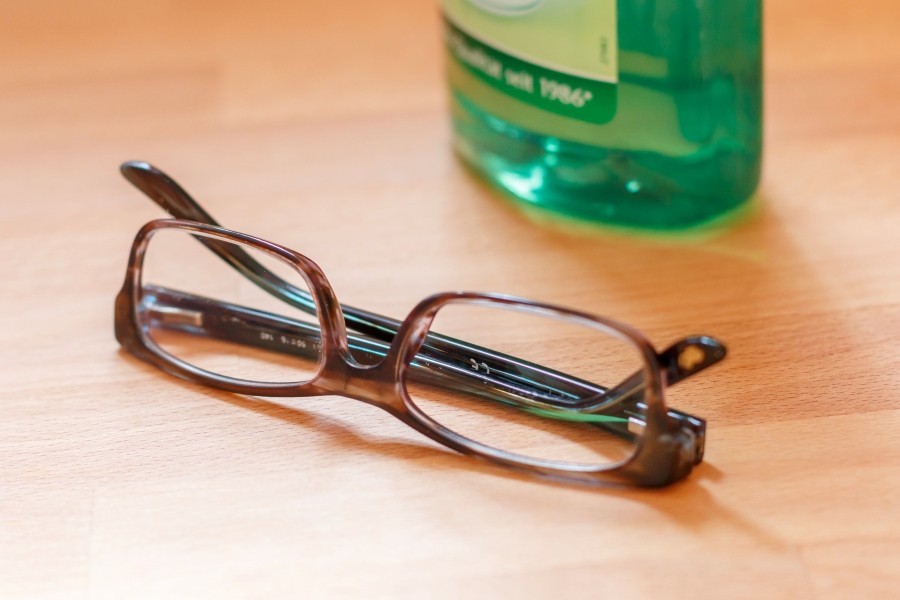 Brillengläser auf Reisen putzen: Ein Augentropfenfläschchen mit Geschirrspülmittel füllen und man hat im Bad und auf der Reise immer "Spüli "zur Hand, um die Brille zu säubern.