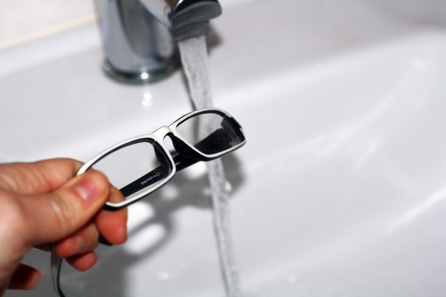 Trocknen von Brillengläsern: Nach dem Reinigen mit etwas Spülmittel und handwarmem Wasser die Brille noch einmal hochkant durch den Wasserstrahl ziehen. Dabei perlt das Wasser vollständig von den Gläsern ab.