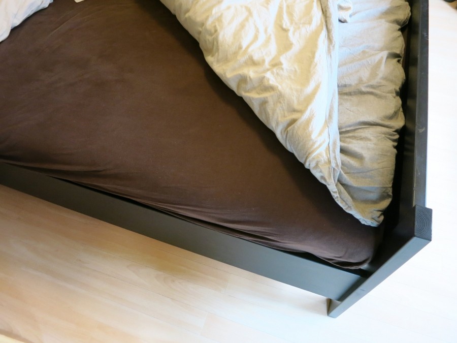 Schluss mit kalten Füßen im Bett: Decke am Fußende zurückschlagen, und sich für 10 - 20 Sekunden auf die Matratze setzen, dort wo nachher die Füße hinkommen. Einfach, mit verblüffender Wirkung.