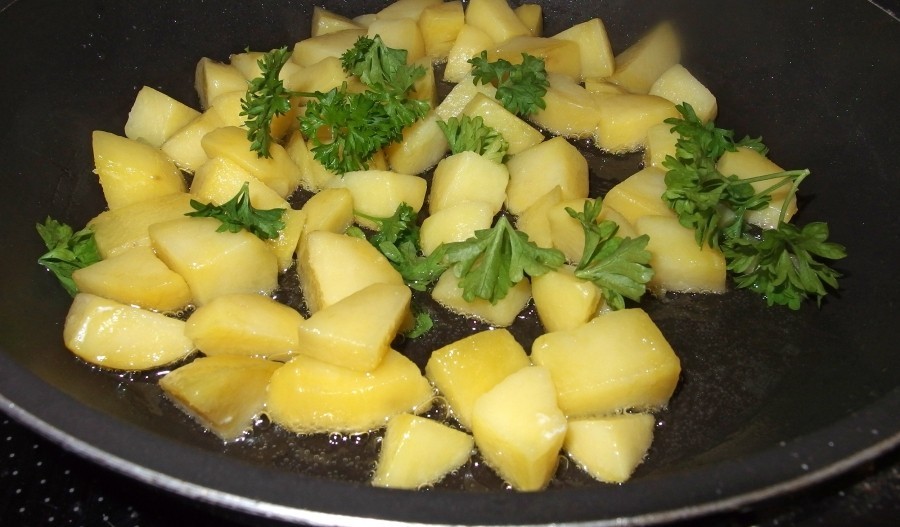 Ein Rezept für leckere Honig-Petersilien-Kartoffeln als Alternative für "normale" Kartoffeln. Die Kartoffeln in einer Pfanne mit möglichst wenig Öl braten. Nach der Hälfte der Bratzeit Petersilie hinzugeben.