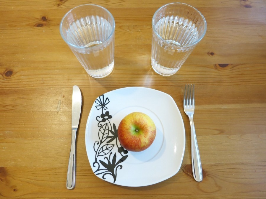 So wirst du schneller satt und tust etwas für deine Gesundheit: Vor jeder Mahlzeit zwei Gläser Wasser trinken!