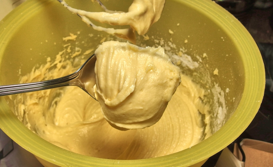 Die Zutaten Butter, Zucker und Vanillinzucker schaumig rühren. Nach und nach 3 Eier dazugeben. Dann kommt das Mehl und Backpulver rein. Nun etwas Milch dazu, damit der Teig nicht so fest ist. 