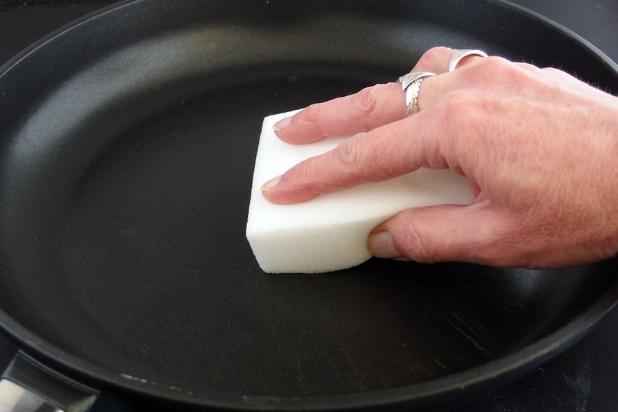 Eine beschichtete Pfanne mit Schmutzradierer reinigen.
